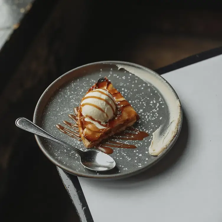 Une part de tarte aux pommes avec glace à la vanille et caramel chez Modavie, un restaurant à Montréal