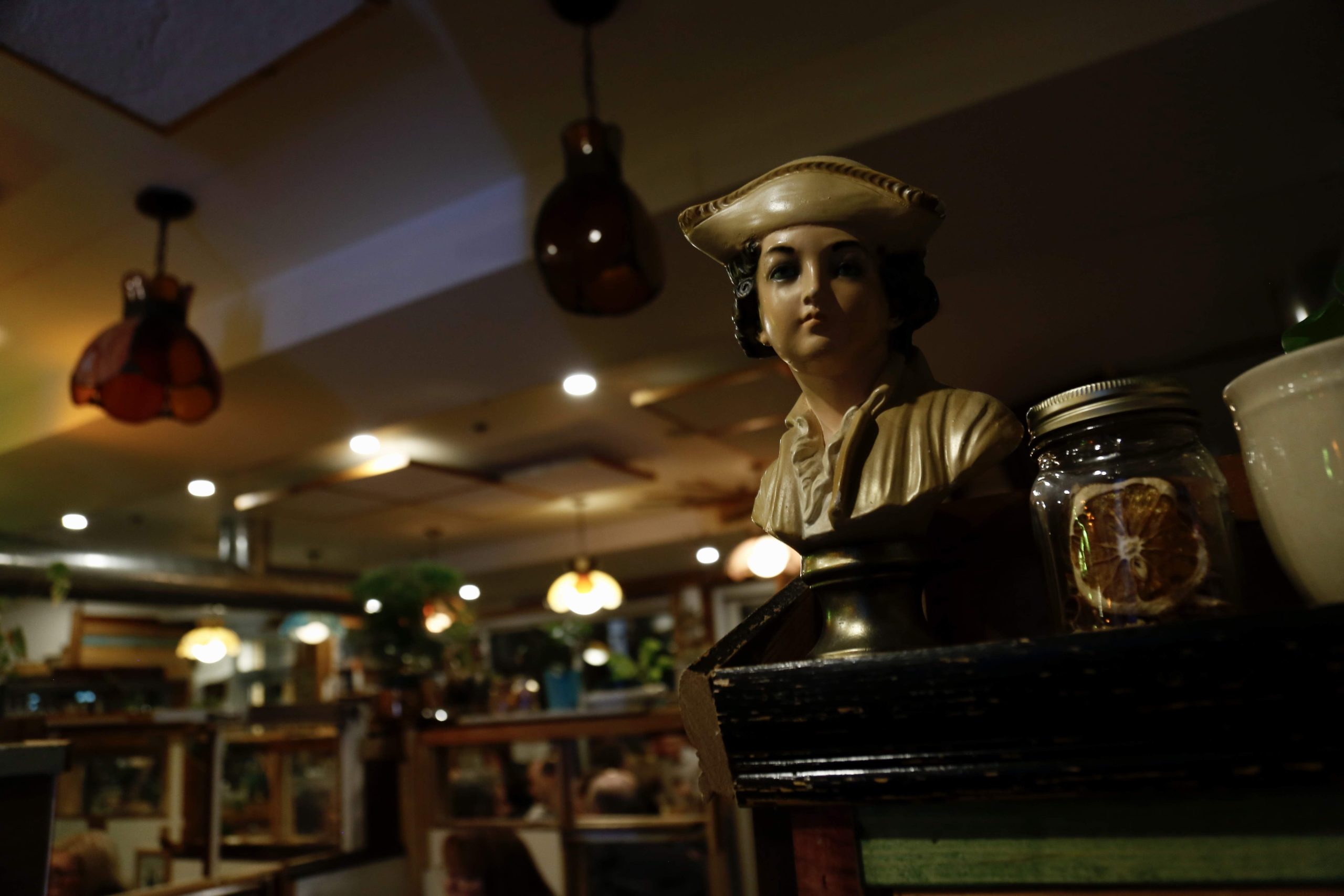 La statue d'un petit marin dans un restaurant