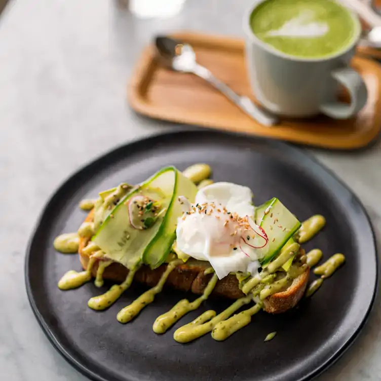 Un toast à l'avocat chez LOV, l'un des meilleurs restaurants végétarien de Montréal.