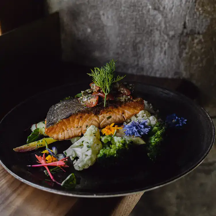 Un plat de saumon à Modavie, l'un des meilleurs restaurants de Montréal.