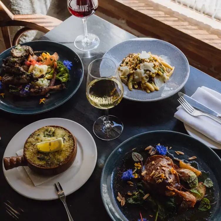 Des plats français et des verres de vin à Modavie.