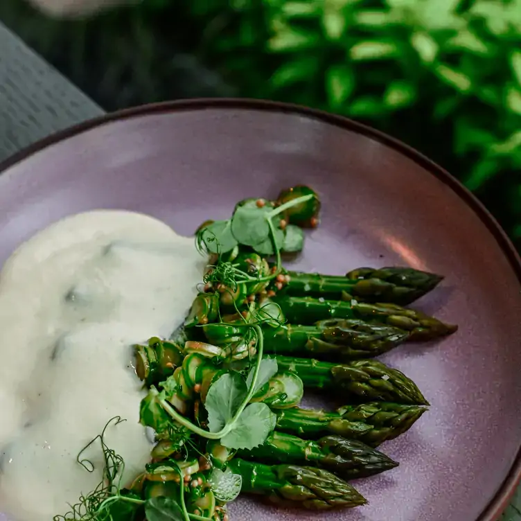 Asperges vertes au sabayon fumé du menu d'Annette bar à vin, l'un des meilleurs restaurants de Montréal.