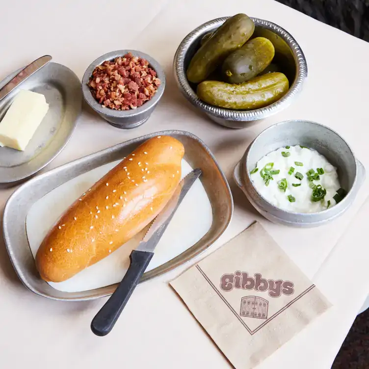 Un pain brioché avec beurre et cornichons chez Gibbys.