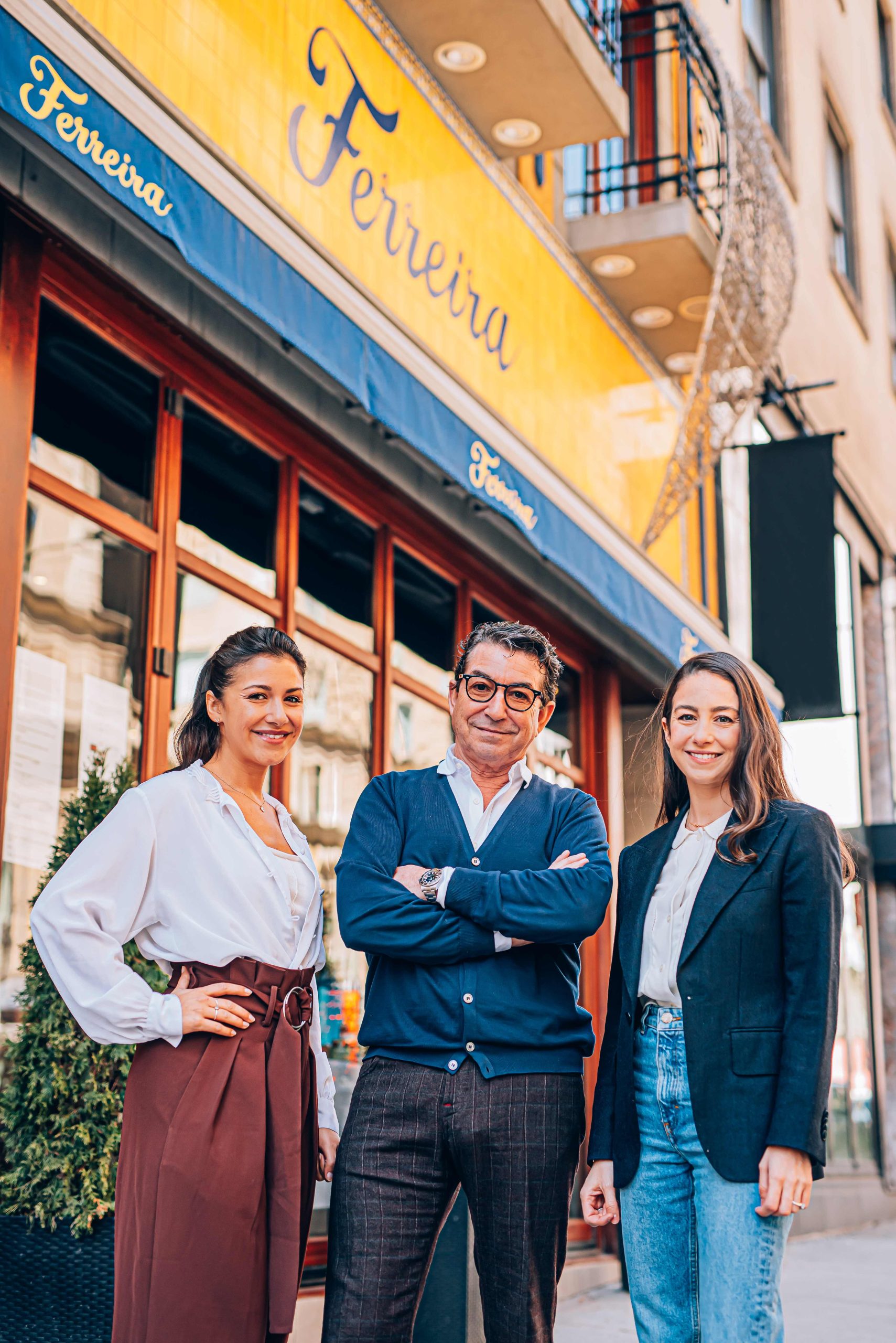 Les propriétaires du Ferreira Café, Claudia, Carlos et Sandra Ferreira (de gauche à droite) devant leur restaurant à Montréal.