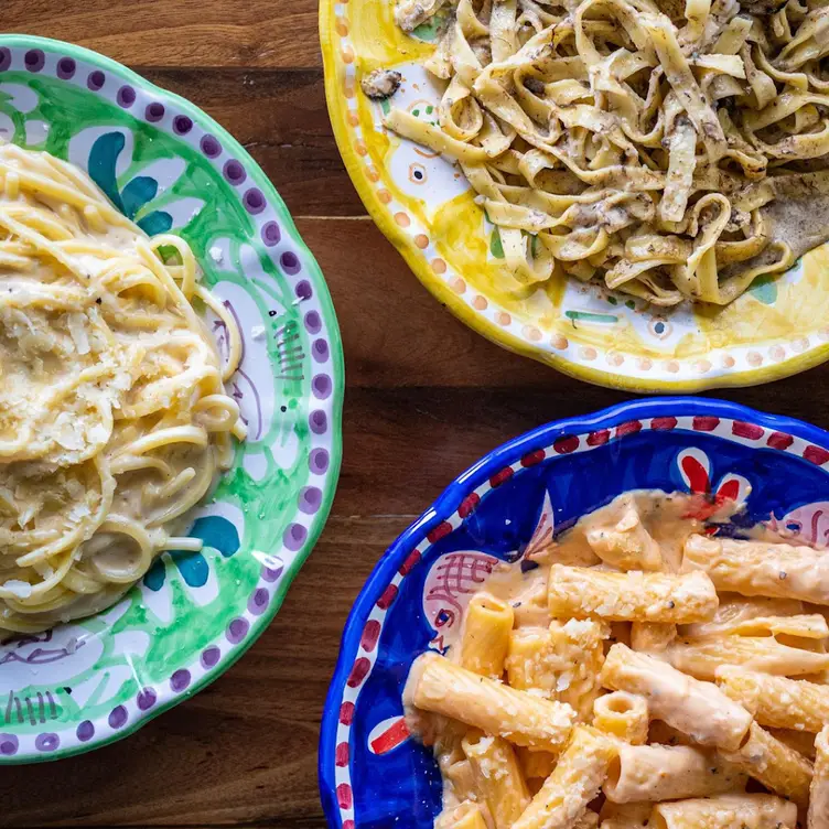 Une assiette de taglioni aux champignons, une assiette de spaghetti à la crème et une assiette de rigatoni chez La Casina à Montréal