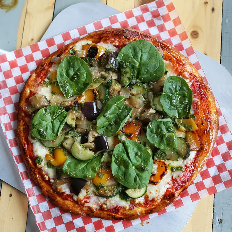 Une pizza aux aubergines, courgettes, poivrons, oignons et épinards de chez Il Bazzali à Montréal, l’un des meilleurs restaurants végans de Montréal.