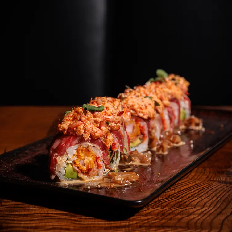 Une rangée de uramakis au thon de chez UMÉ Table Japonaise, l’un des meilleurs restaurants japonais de Montréal.