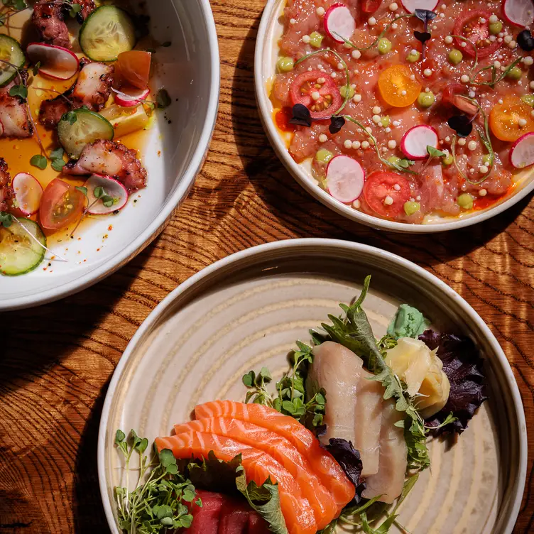 Une salade umé au saumon, une salade umé au poulpe, et des sashimis de poissons de chez UMÉ Table Japonaise, l’un des meilleurs restaurants japonais de Montréal.