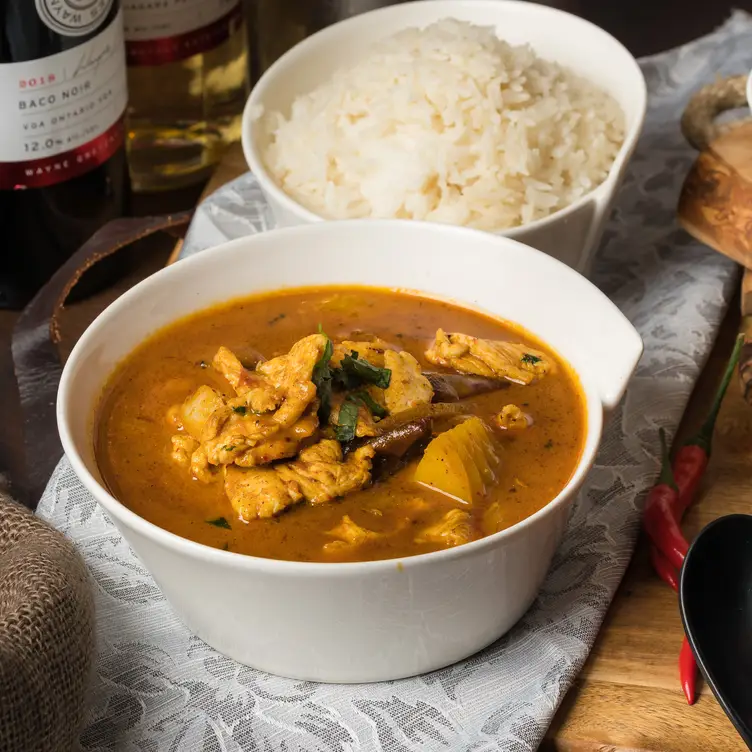 Spicy curry chicken with wine and rice