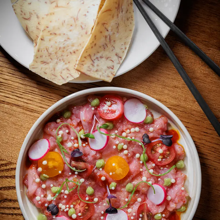 Une salade umé avec des baguettes de chez UMÉ Table Japonaise, l’un des meilleurs restaurants japonais de Montréal