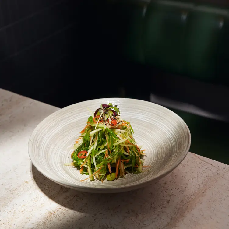 Une salade de légumes et d’algues de chez Ryu, l’un des meilleurs restaurants japonais de Montréal.