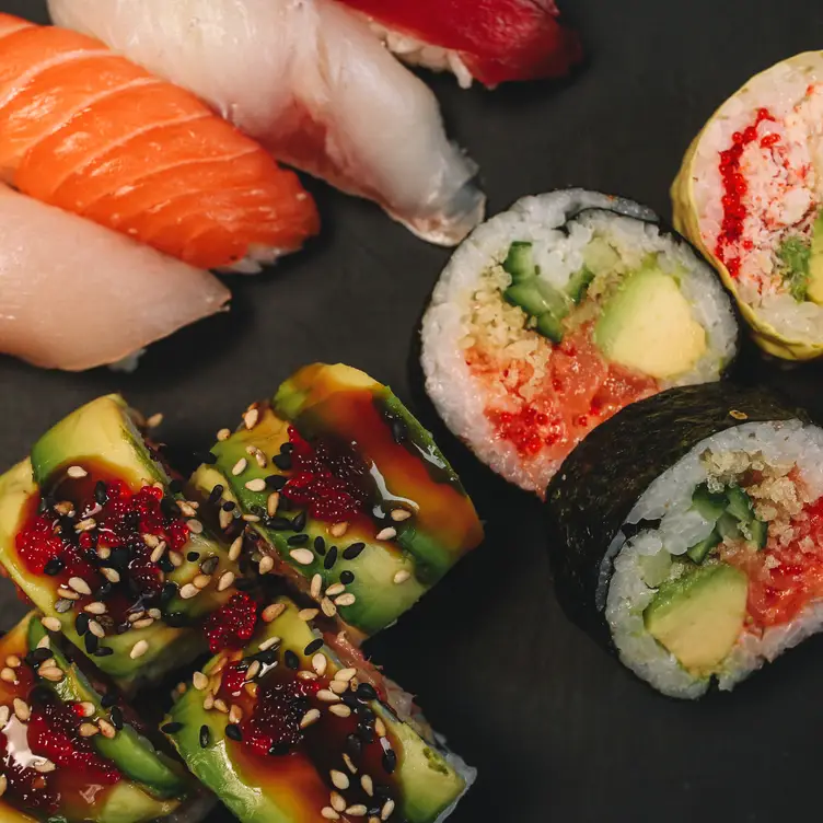 Des makis au saumon, des sushis à l’avocat, un sushi au saumon, deux sushis au poisson blanc et un sushi au thon de chez Kyo Bar, l’un des meilleurs restaurants japonais de Montréal.