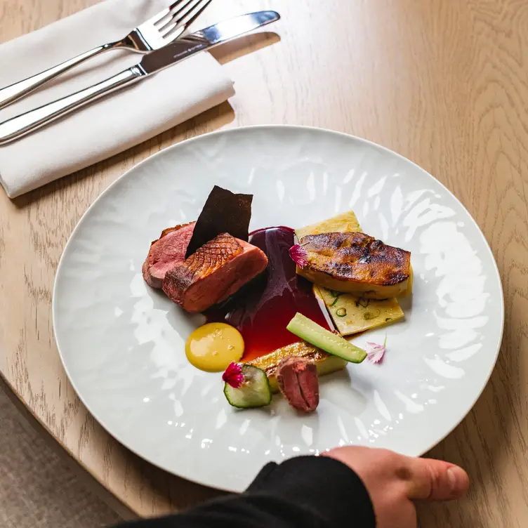 Un morceau de magret de canard, du foie gras, des légumes, des fleurs et une sauce de chez Yama Restaurant, l’un des meilleurs restaurants japonais de Montréal.