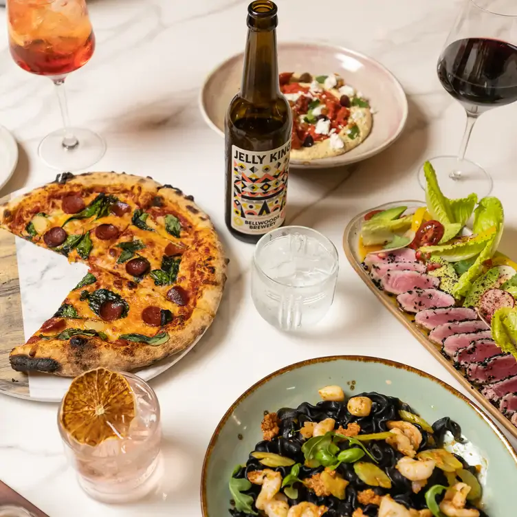 Pizza, hummus, a tuna plate, and alcoholic refreshments at Taps Public House, one of the best Valentine’s restaurants around Toronto.