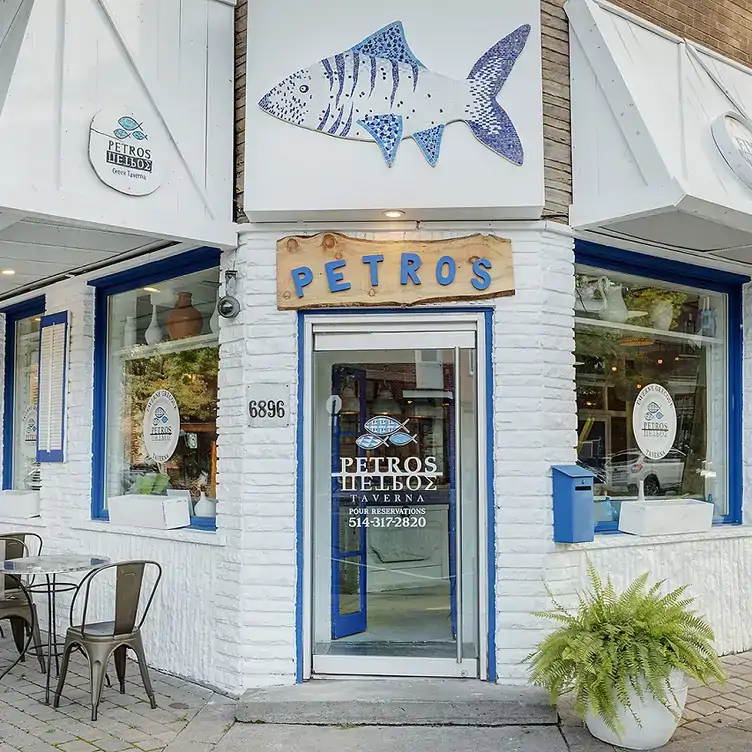 La façade bleue et blanche de chez Petros à Montréal