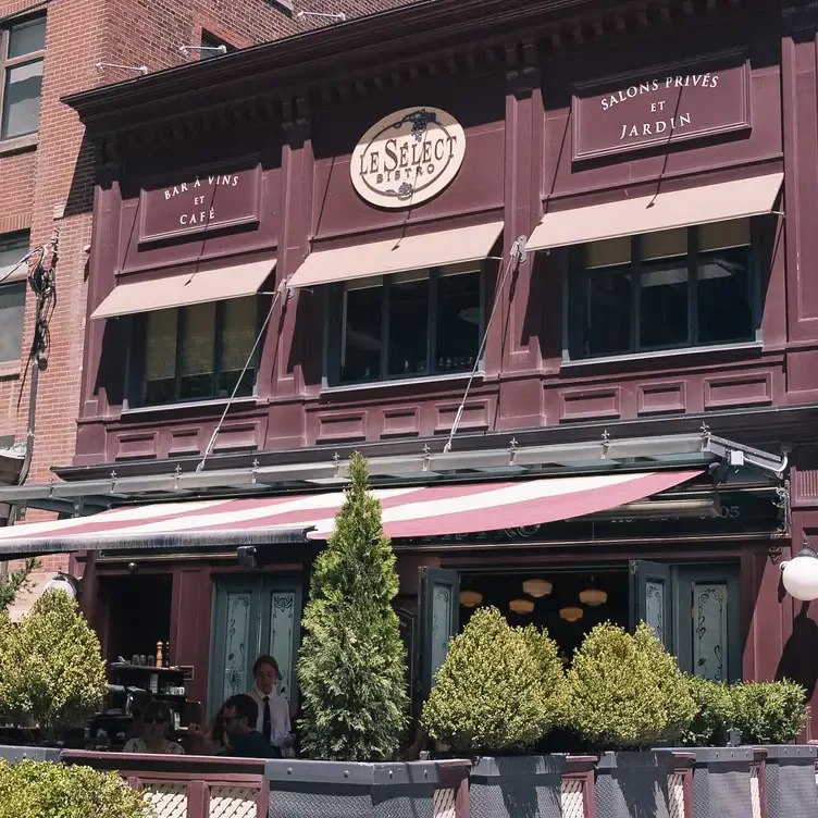 The entrance and covered patio at Le Select Bistro, one of the best French restaurants in Toronto in 2022.