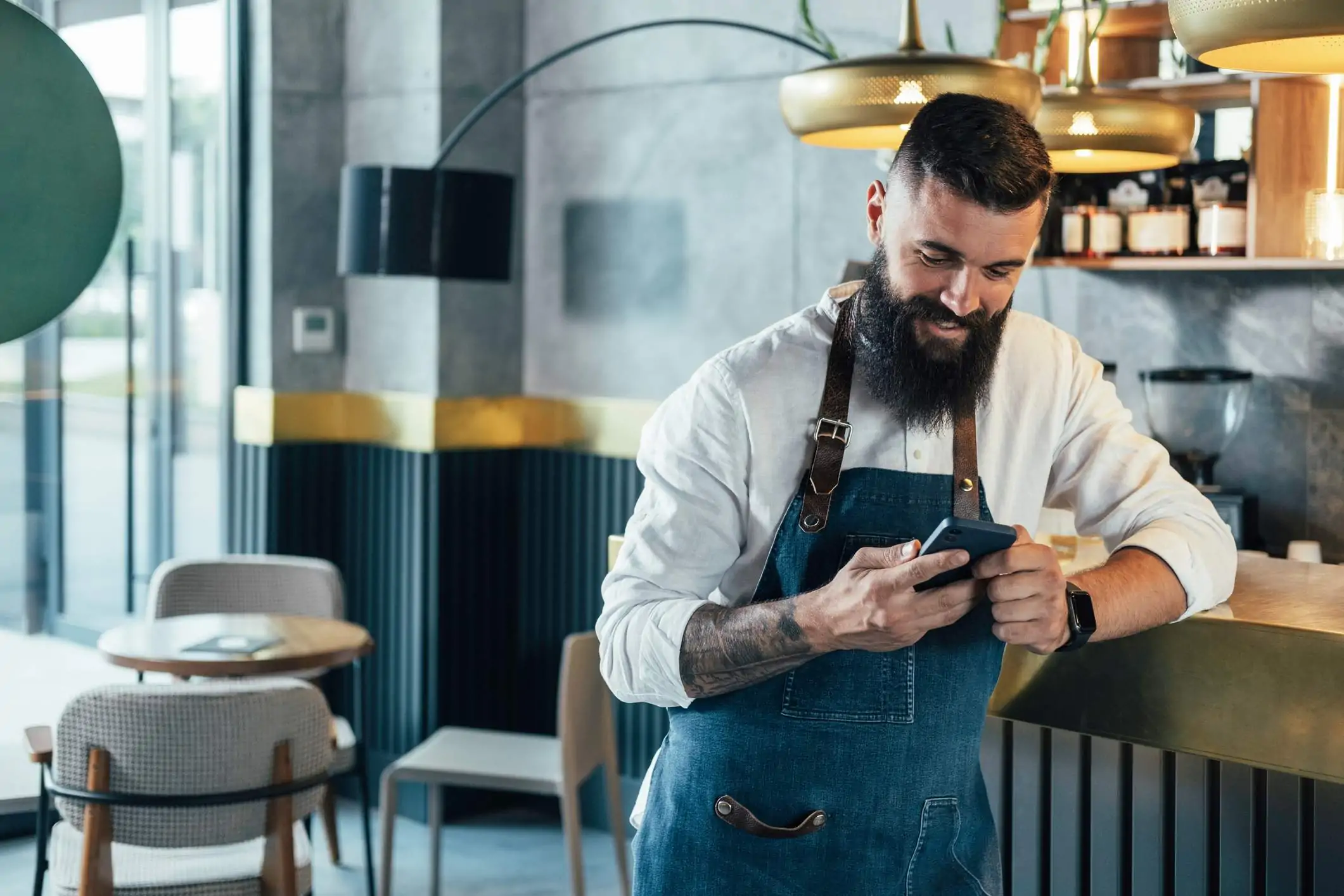 staff-in-restaurant-using-mobile