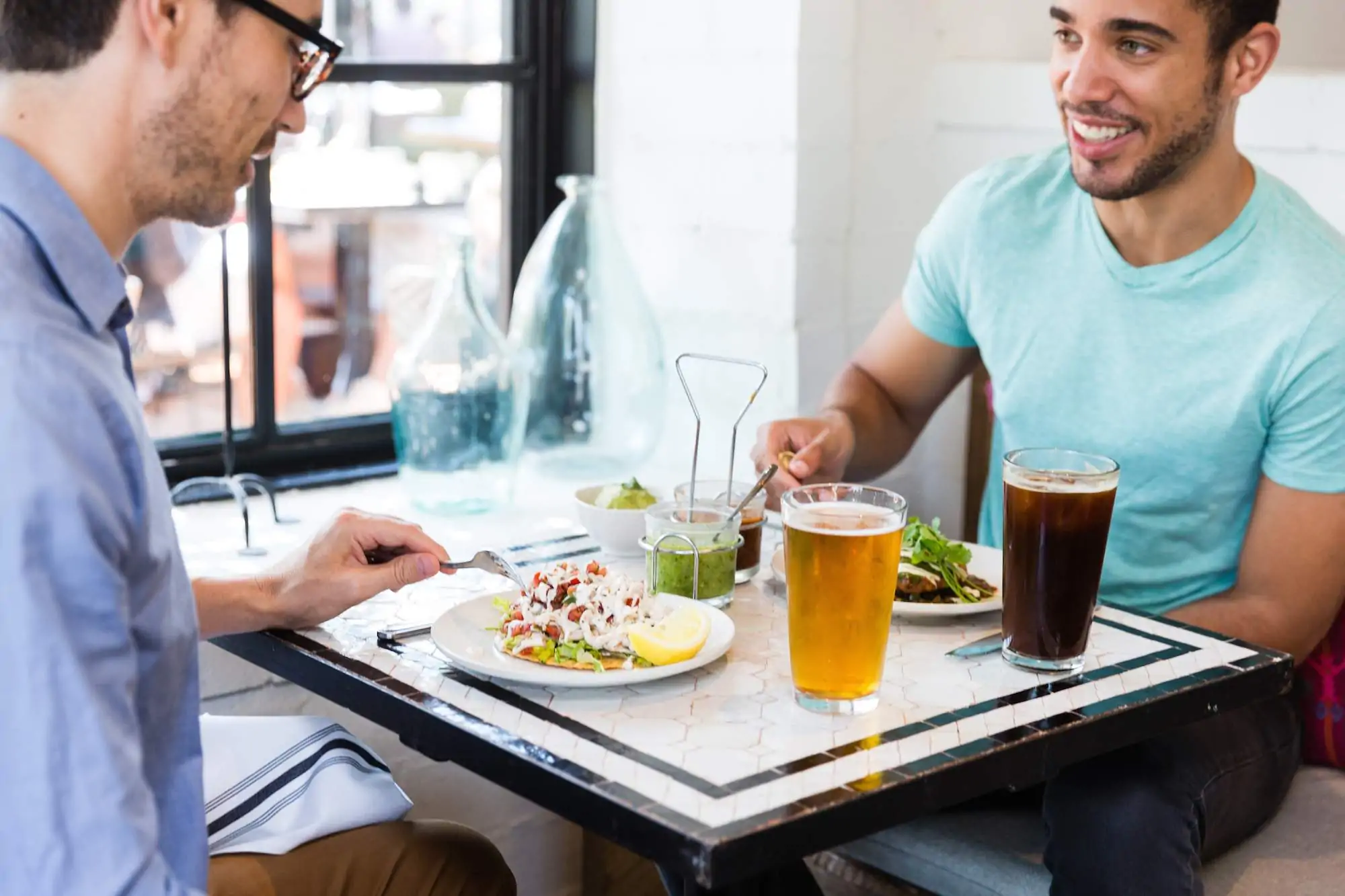 Deux clients dans un restaurant